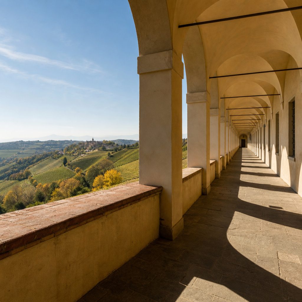 Lungo portico con archi e ombre proiettate sulla pavimentazione, deserto nella luce del mattino