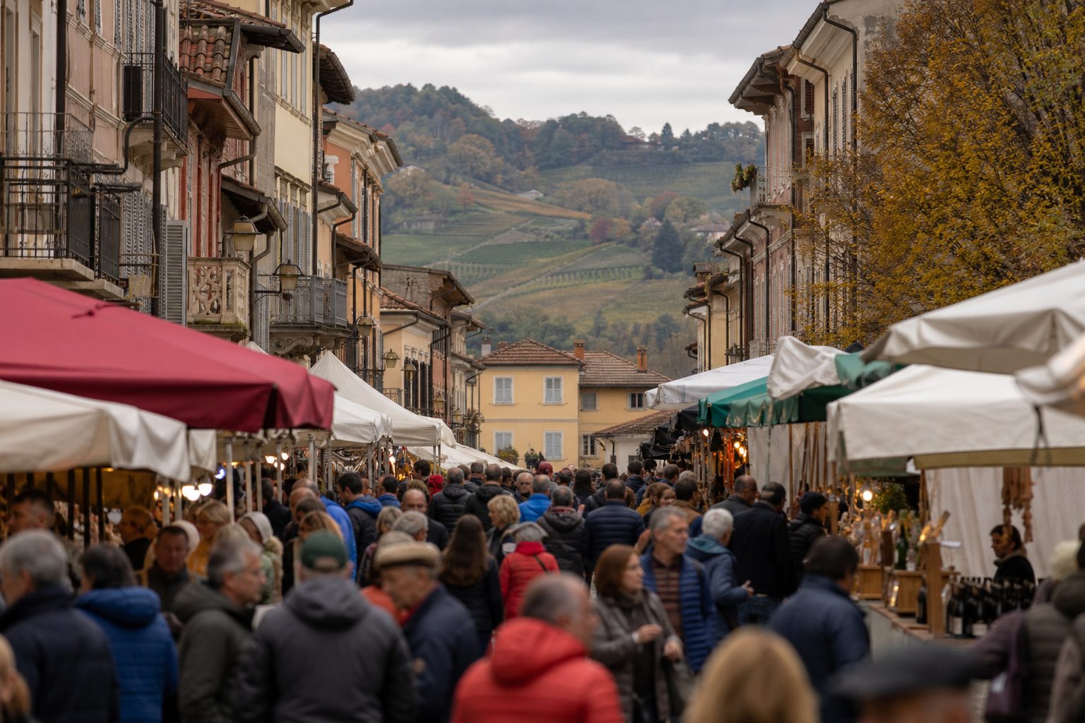 Via cittadina affollata durante una fiera gastronomica d'autunno, con tende e banchi sui due lati
